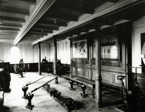 La salle de sport à bord du Titanic montrant les machines à ramer et les vélos d